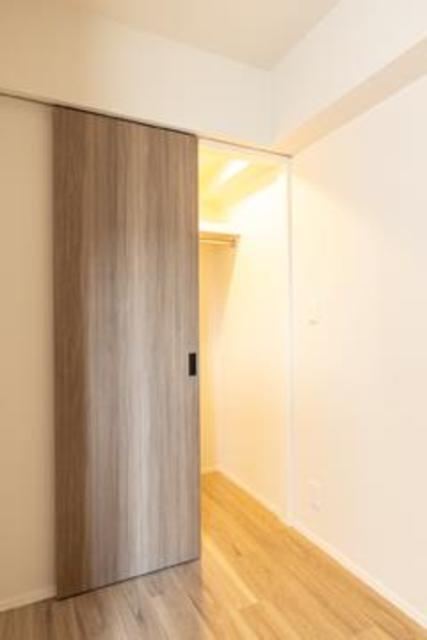 ウォークインクローゼットの中は照明がついていて、室内は明るいです。※写真は同タイプ住戸です。