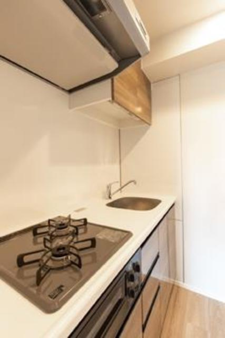 ２口のガスコンロがあり、ワークトップもゆとりがあって調理がしやすそうですね。※写真は同タイプ住戸です。