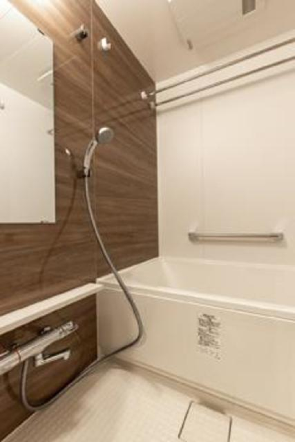 ダークトーンのパネルが落ち着いた空間にしています。※写真は同タイプ住戸です。