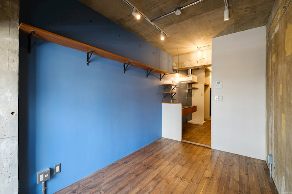 ちょっとインダストリアルな雰囲気がある中に、デニムのような深いブルーがアクセントになった居室