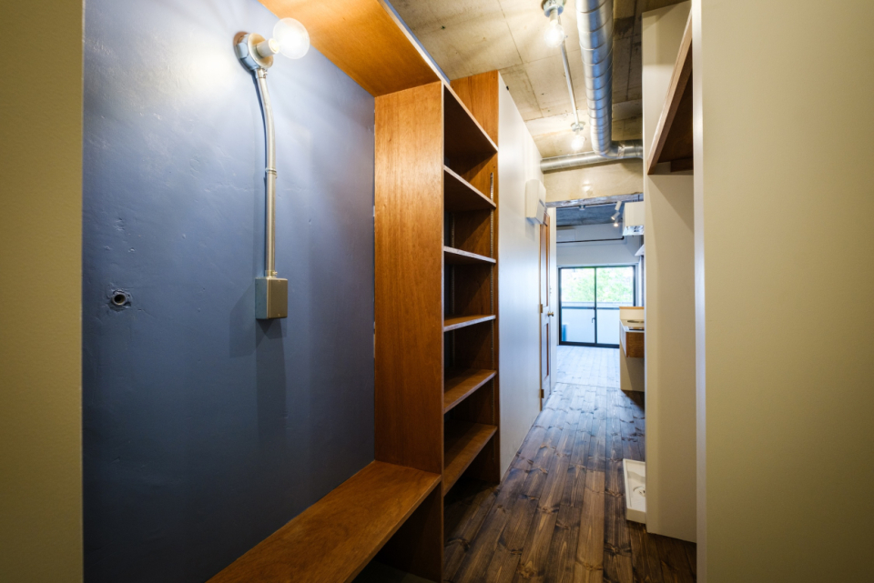 ベンチにもなるワイドな造作収納