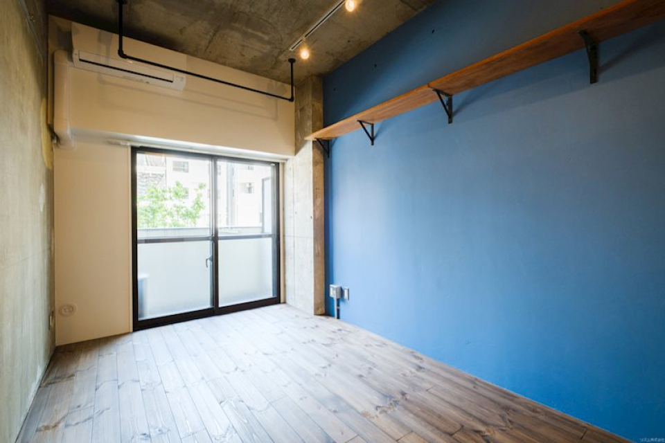 天井には剥き出しのコンクリートとスポットライト、床には無垢材