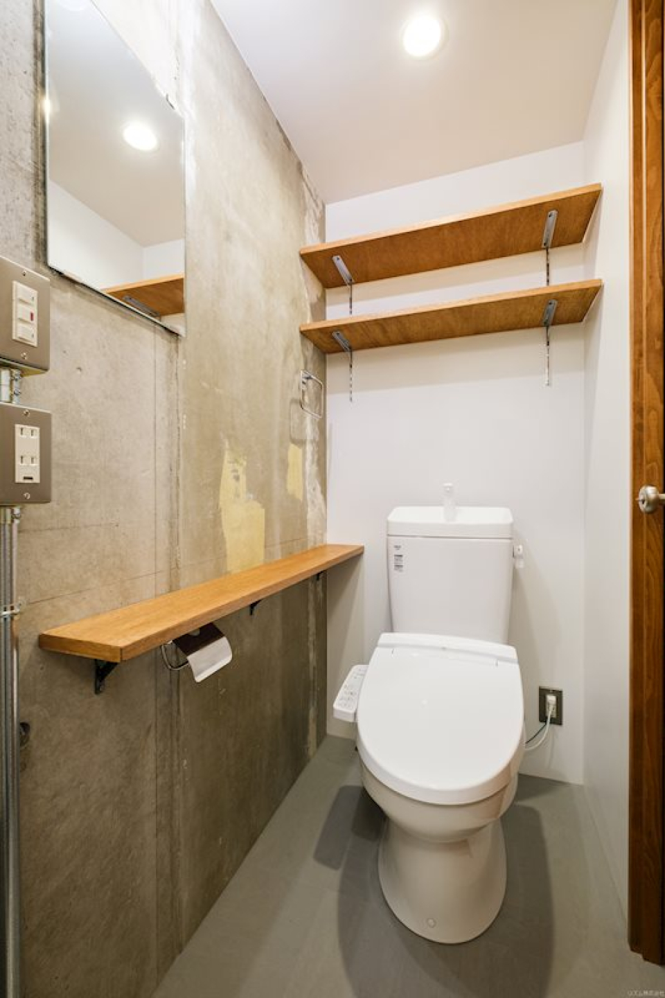 コンクリと木材の異素材感が素敵なトイレには鏡付き