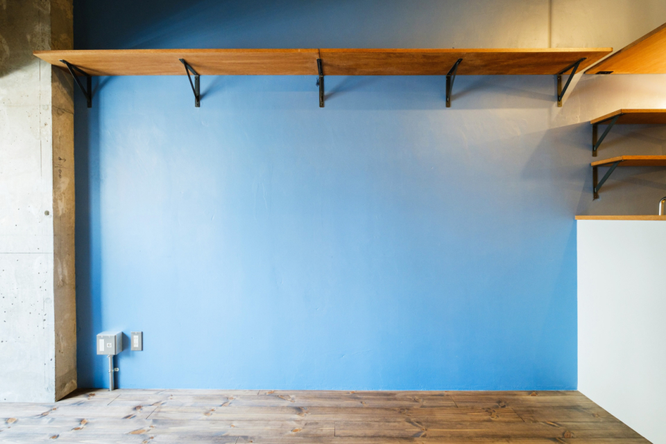 赤みのある濃いブラウンの木材とブルーが落ち着いた雰囲気です