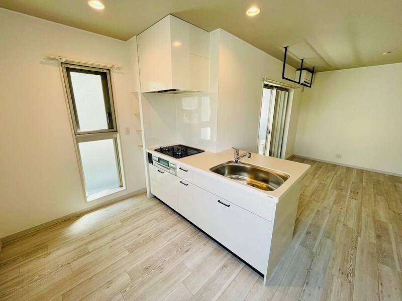 白いキッチンがよく映えます