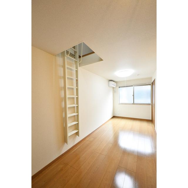 なんと屋根裏収納付きです。