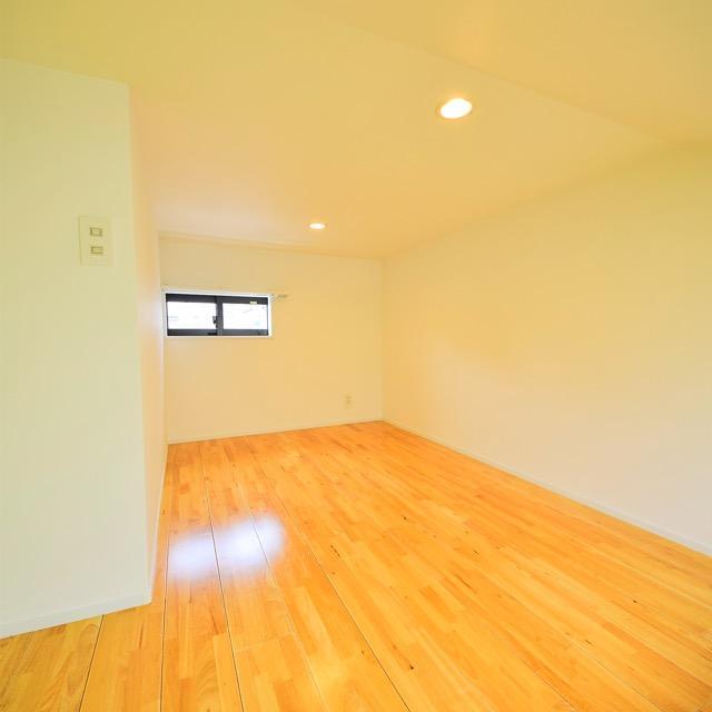 ロフトは小窓付きで、朝の光りがいい感じに目覚めさせてくれそう