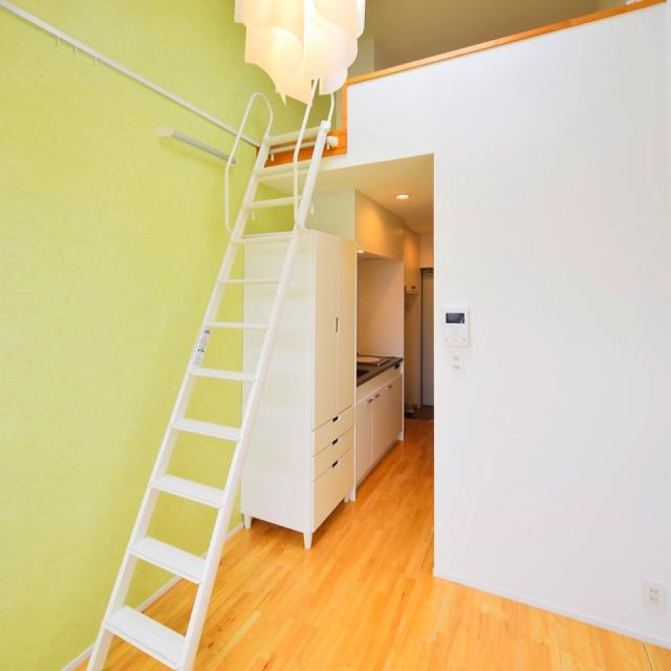 若草色のクロスには、白い家具が合いそう。ロフト付きだから空間も広く使えるのが嬉しい。