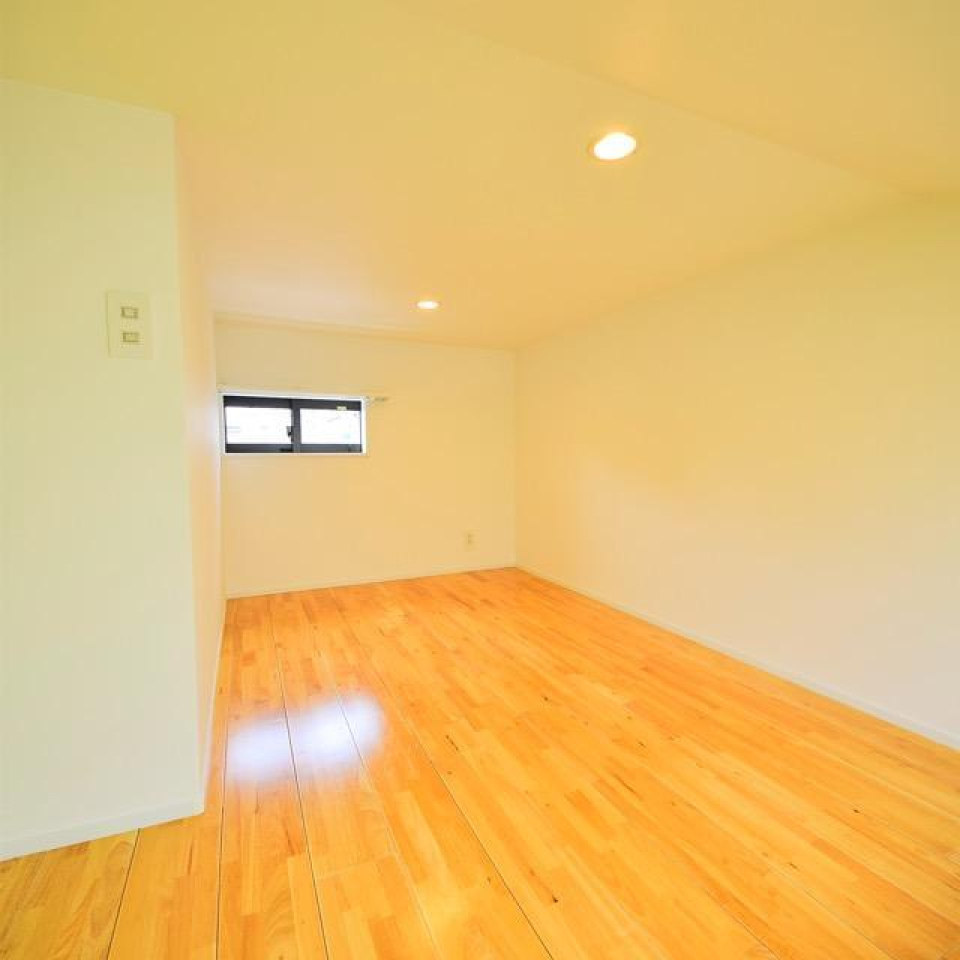 ロフトは小窓付きで、朝の光りがいい感じに目覚めさせてくれそう