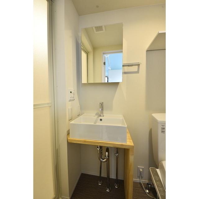 足元がすっきりとしたデザインの洗面台。収納を買って物は少なく抑えたい。