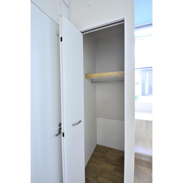 長い洋服も片付けることができるクローゼット。