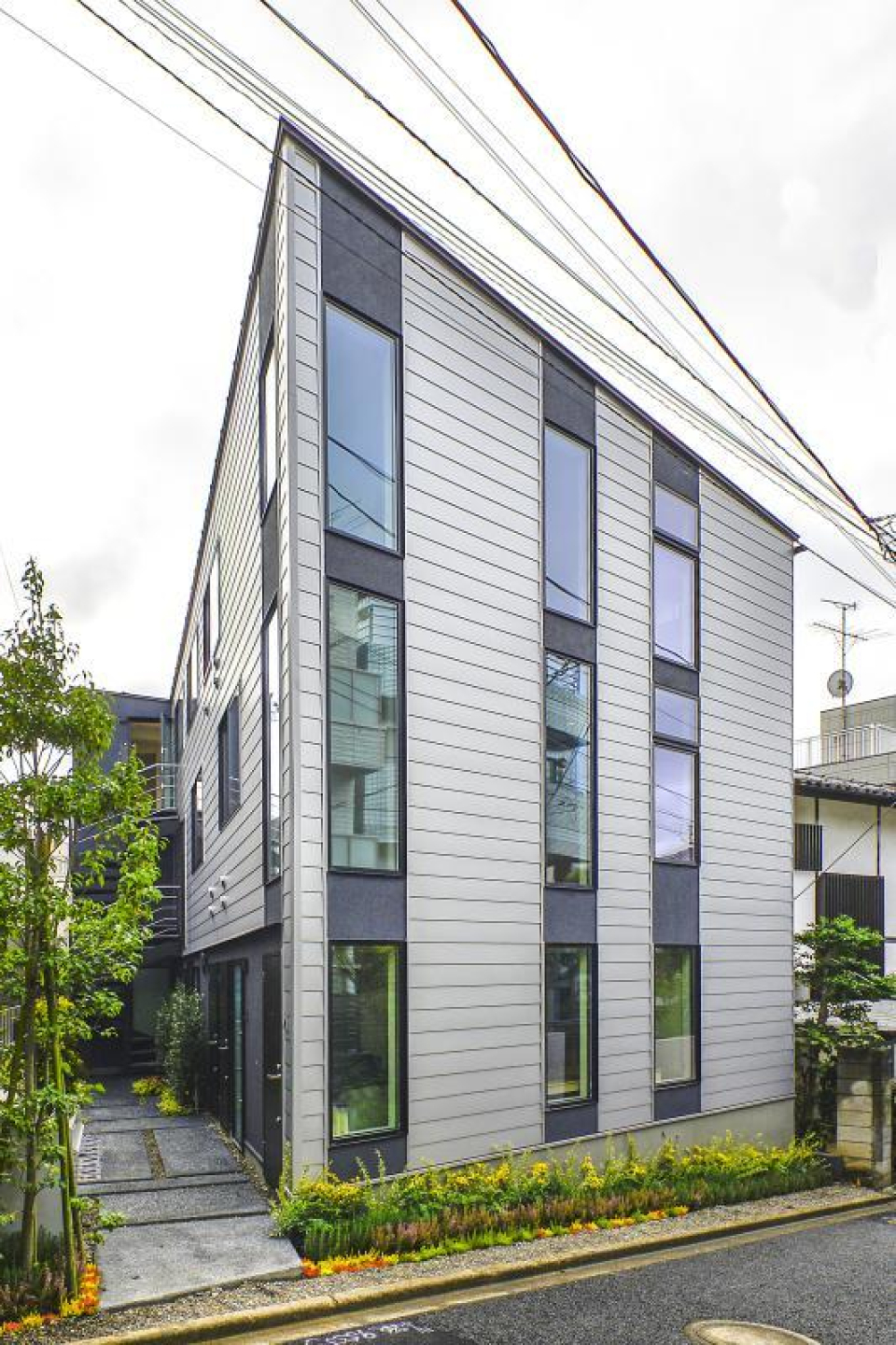 ３階建ての建物の１階にあるお部屋です。