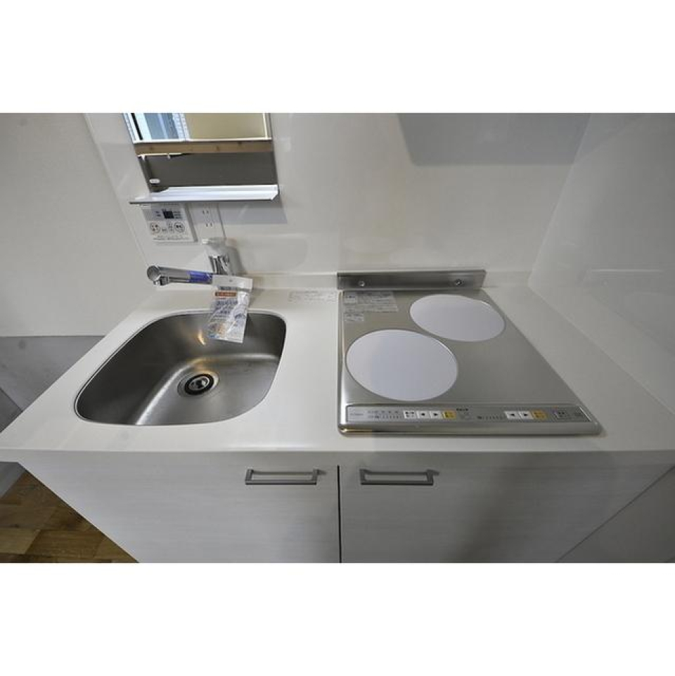 ２口のIHコンロに鏡がついた洗い場。忙しい朝は身支度しながら料理なんかもできちゃいそう。