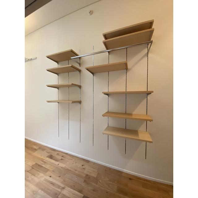 可動式の棚にはお気に入りのものを置いて、自由自在にアレンジしてみたい。