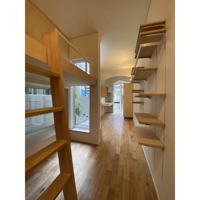 縦長の窓が、ロフト上にも自然光を取り入れてくれます。