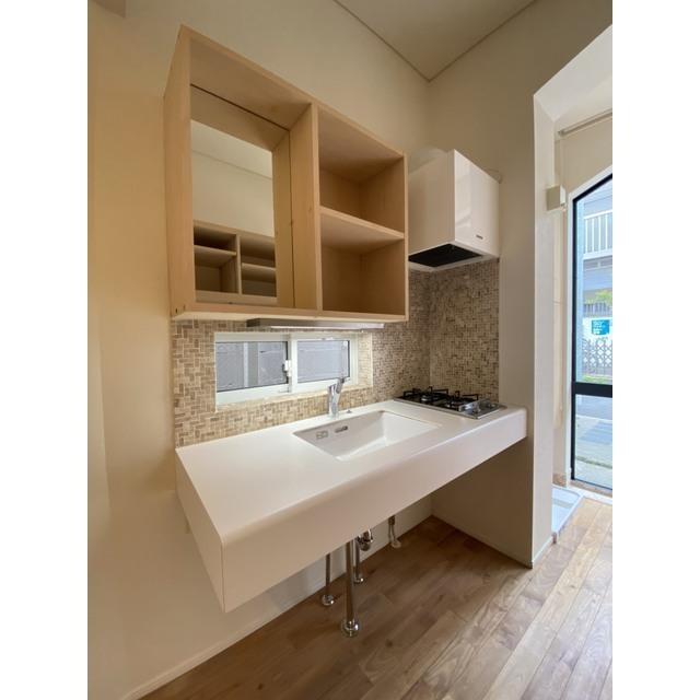 ここにも手元を自然光で照らしてくれる小さな窓が！