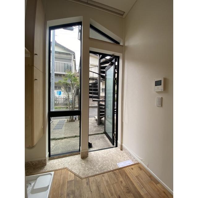 玄関もガラス張りです！天井にはロールカーテンが隠れていて、プライバシーが欲しい時は下げて使ってくださいね。