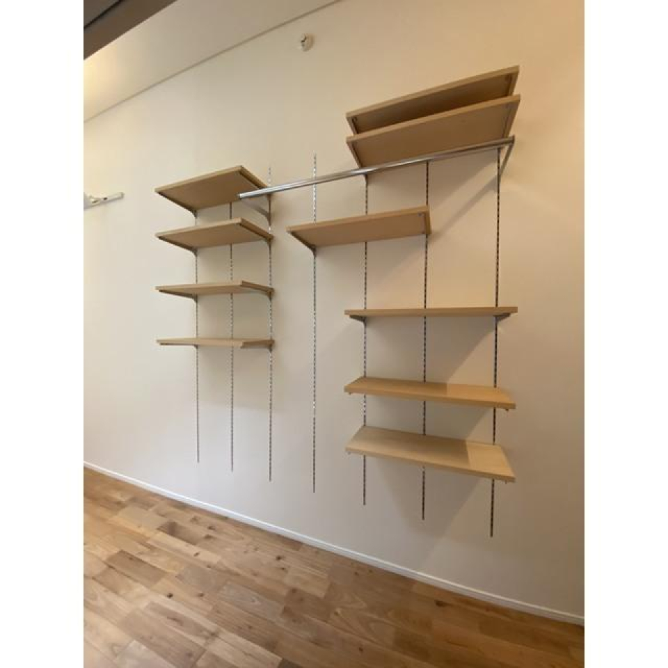 可動式の棚にはお気に入りのものを置いて、自由自在にアレンジしてみたい。