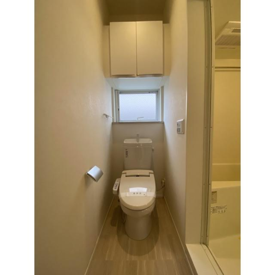 窓からの光のおかげで閉塞感のないトイレになっています。