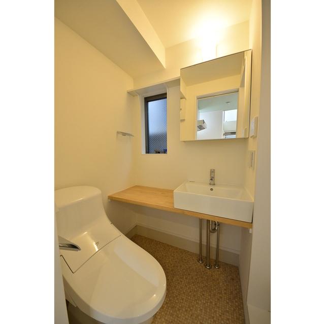 トイレがなんだかおしゃれ！洗面台があるのが嬉しい