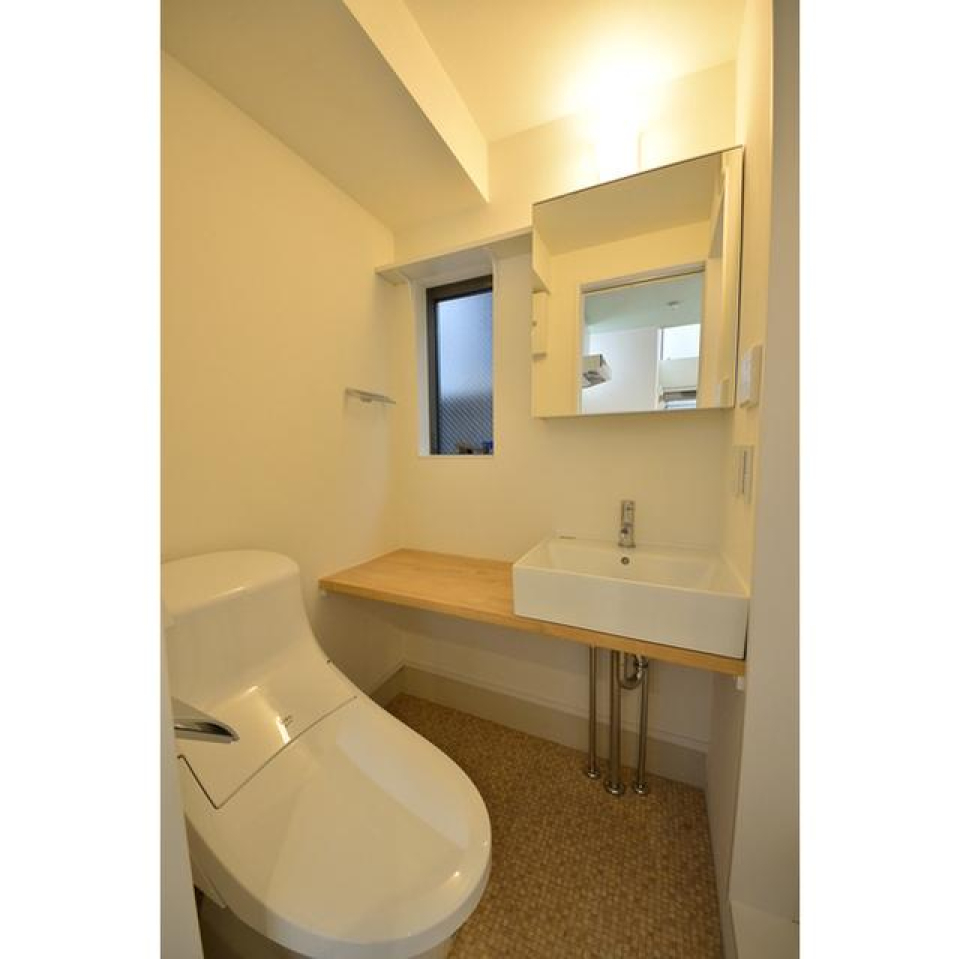 トイレがなんだかおしゃれ！洗面台があるのが嬉しい