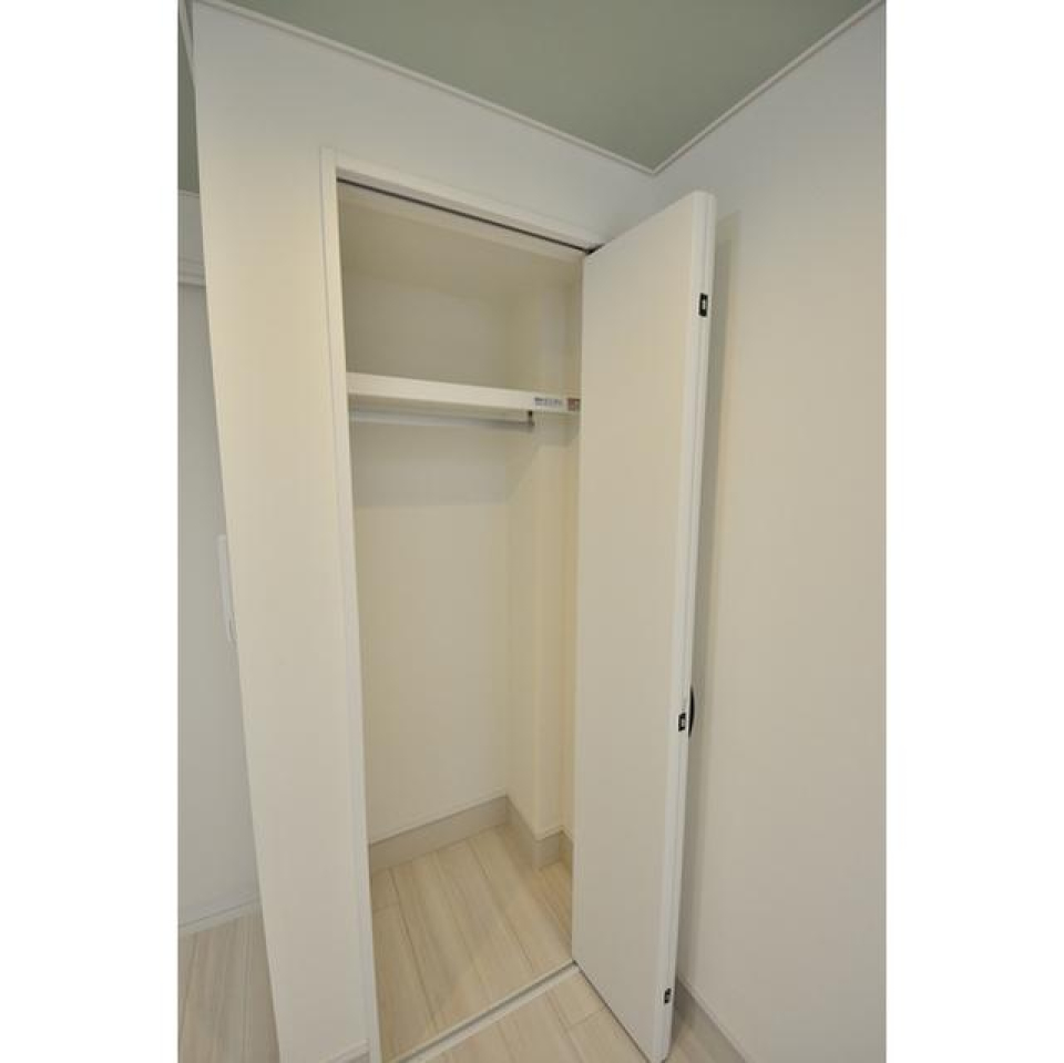 コンパクトな収納は、ハンガーにかける洋服だけをしまってもいいかも