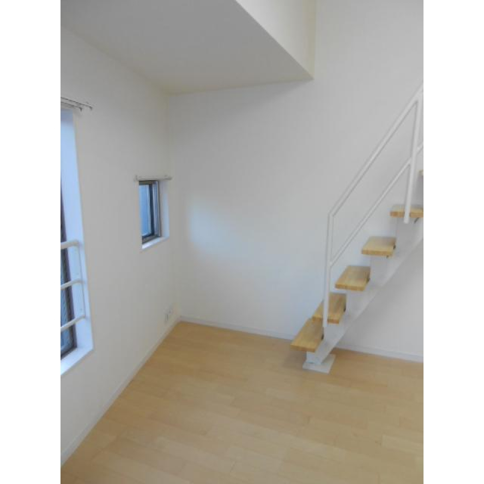 吹き抜けになっているので開放的です。