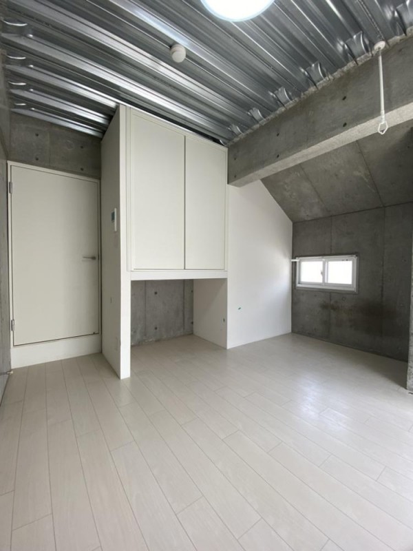 クローゼットの下にも収納出来そう。空間を上手に活かして。