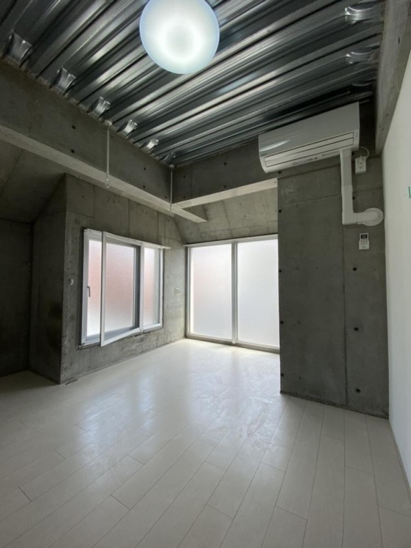 天井がアルミ？？のようなデザインになってる