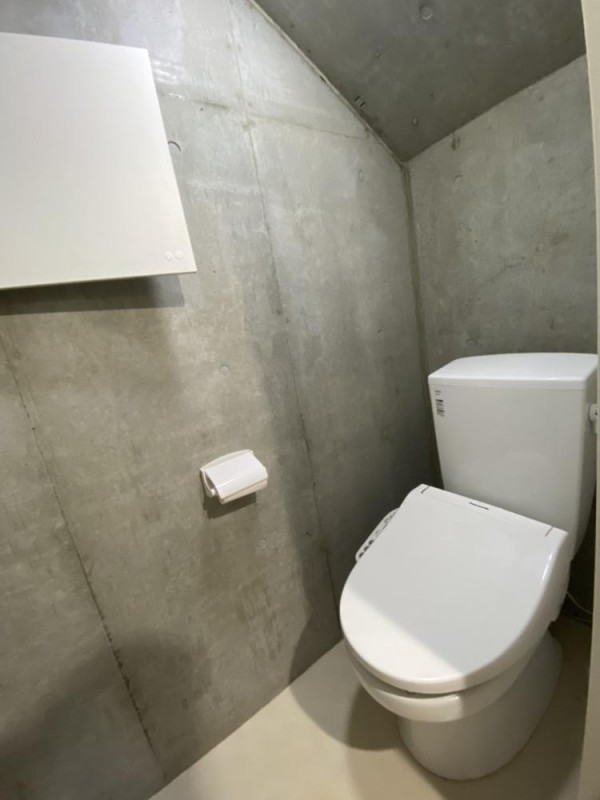 トイレには収納もあって便利