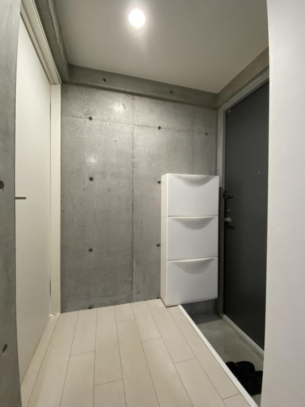 下駄箱もシンプル。玄関からカッコイイ。