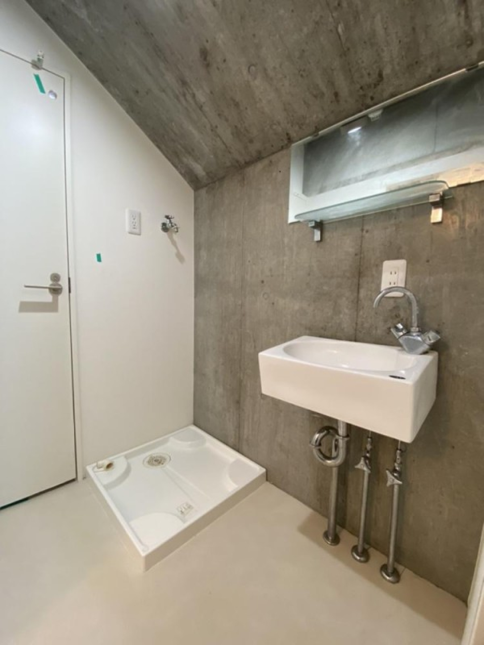 洗面台もクールでスタイリッシュ。余計なものは置かない主義。