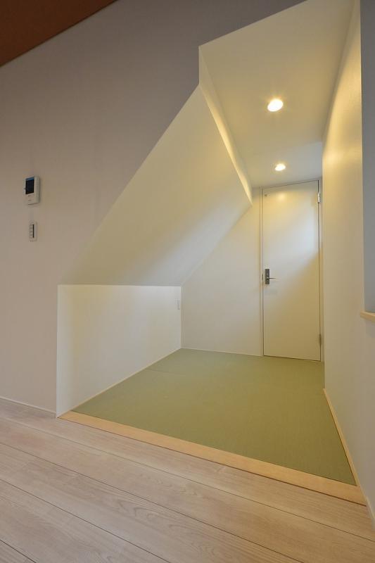 浴室に繋がっているので、お風呂上がりにそのままゴロンと布団で寝られる寝室に◎