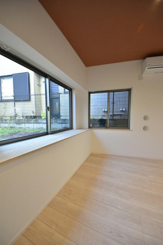 2面採光で自然の光が入りやすいので、窓際に植物を置いて彩り豊かにしてみてはいかがでしょうか。