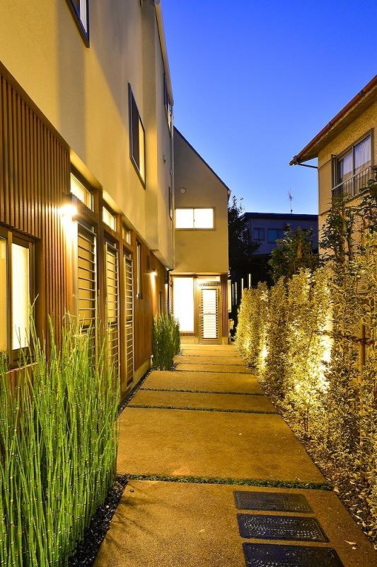 夜は植栽がライトに照らされて素敵な雰囲気。