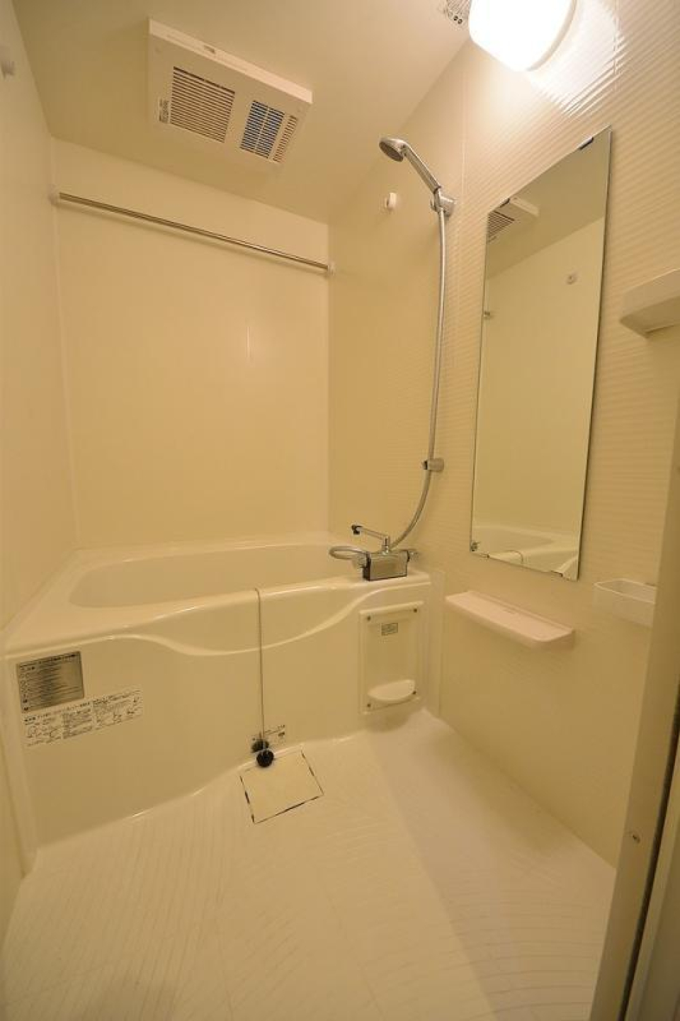 浴室はシンプルですが、浴室乾燥機や棚が付いており実用的です。