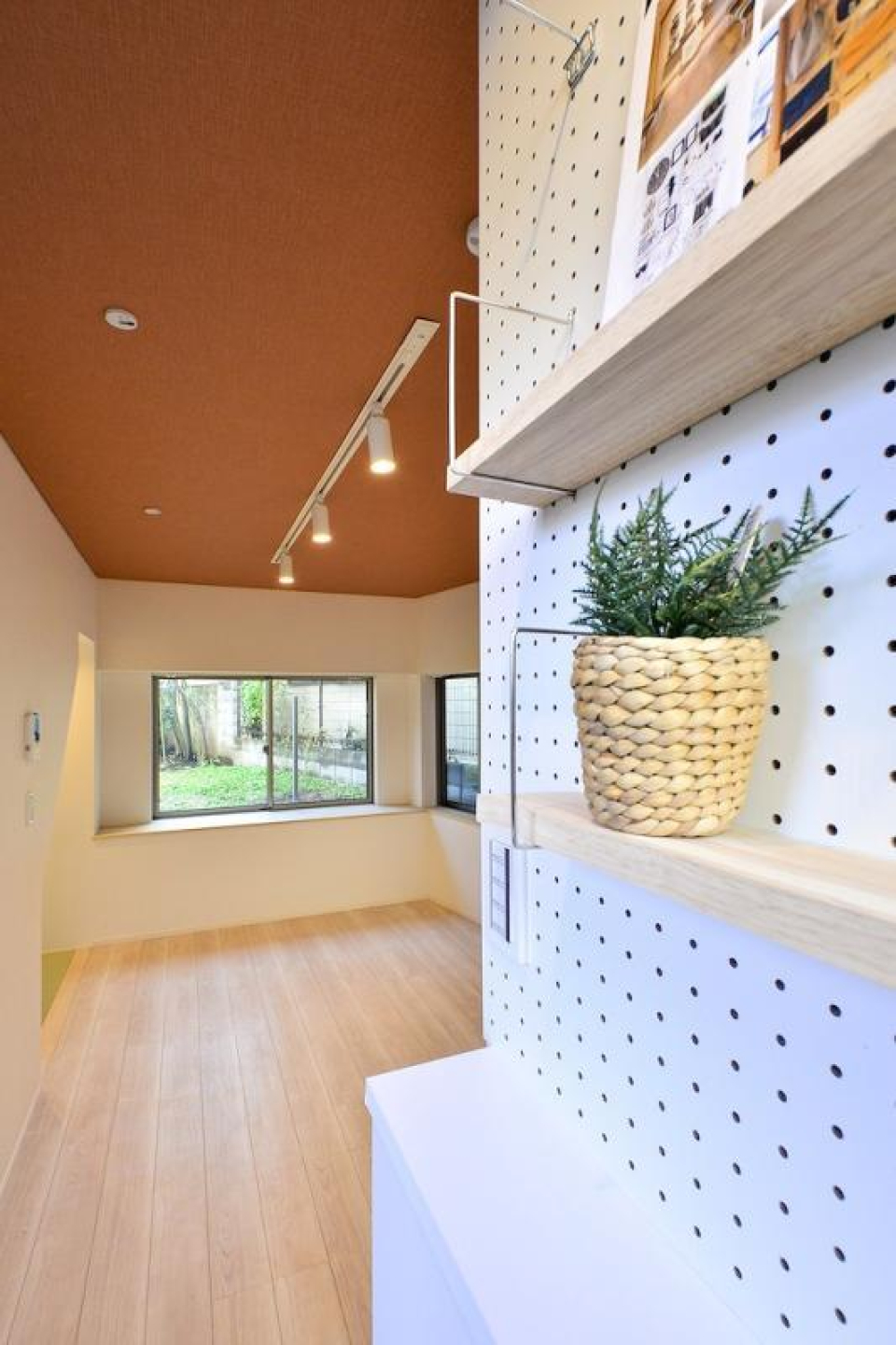 玄関は有孔ボード付き！穴にフックを刺せば、鍵や帽子をかけることができて便利。