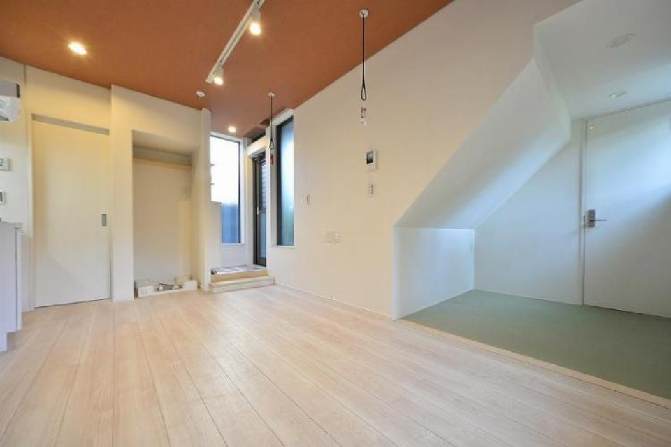 次に気になるのは、くりぬかれたかのような謎の空間。実は、畳になっているんです。