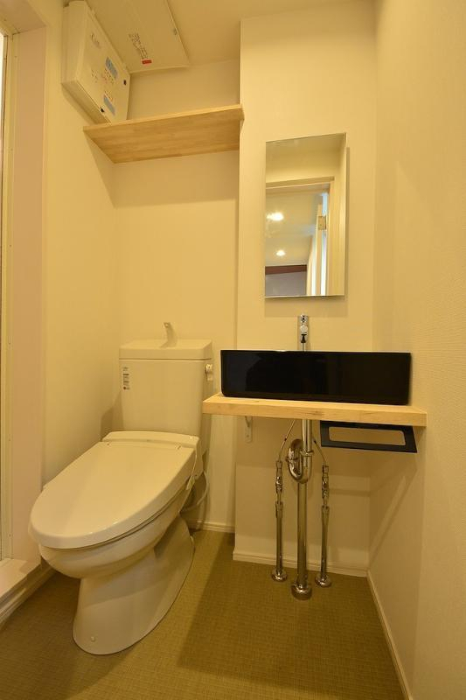 トイレ・洗面台です。黒いシンクがアクセントになりカッコいい印象です。