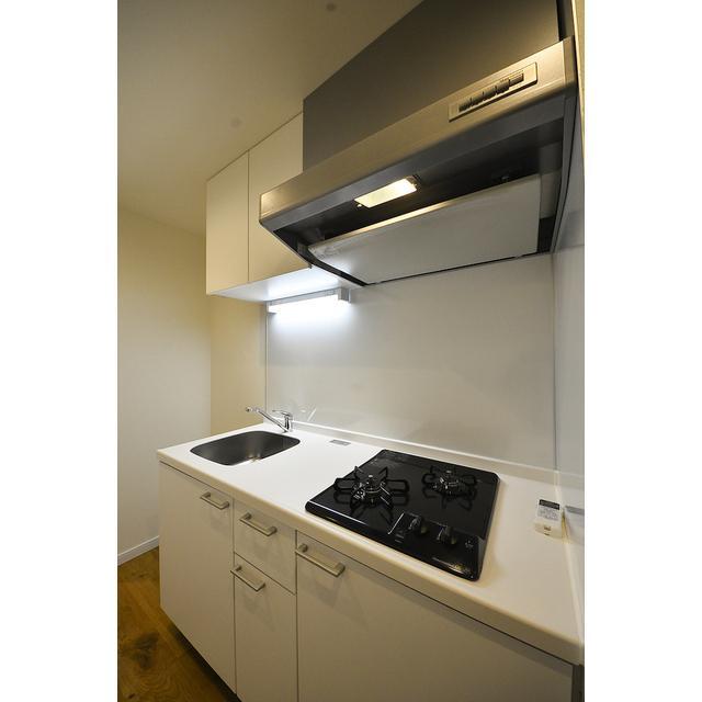 ２口のガスコンロが設置されたキッチン。