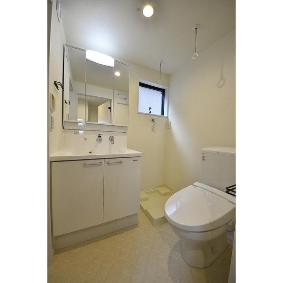 洗面所兼トイレの部屋にも窓があるので、換気がしやすそうです。