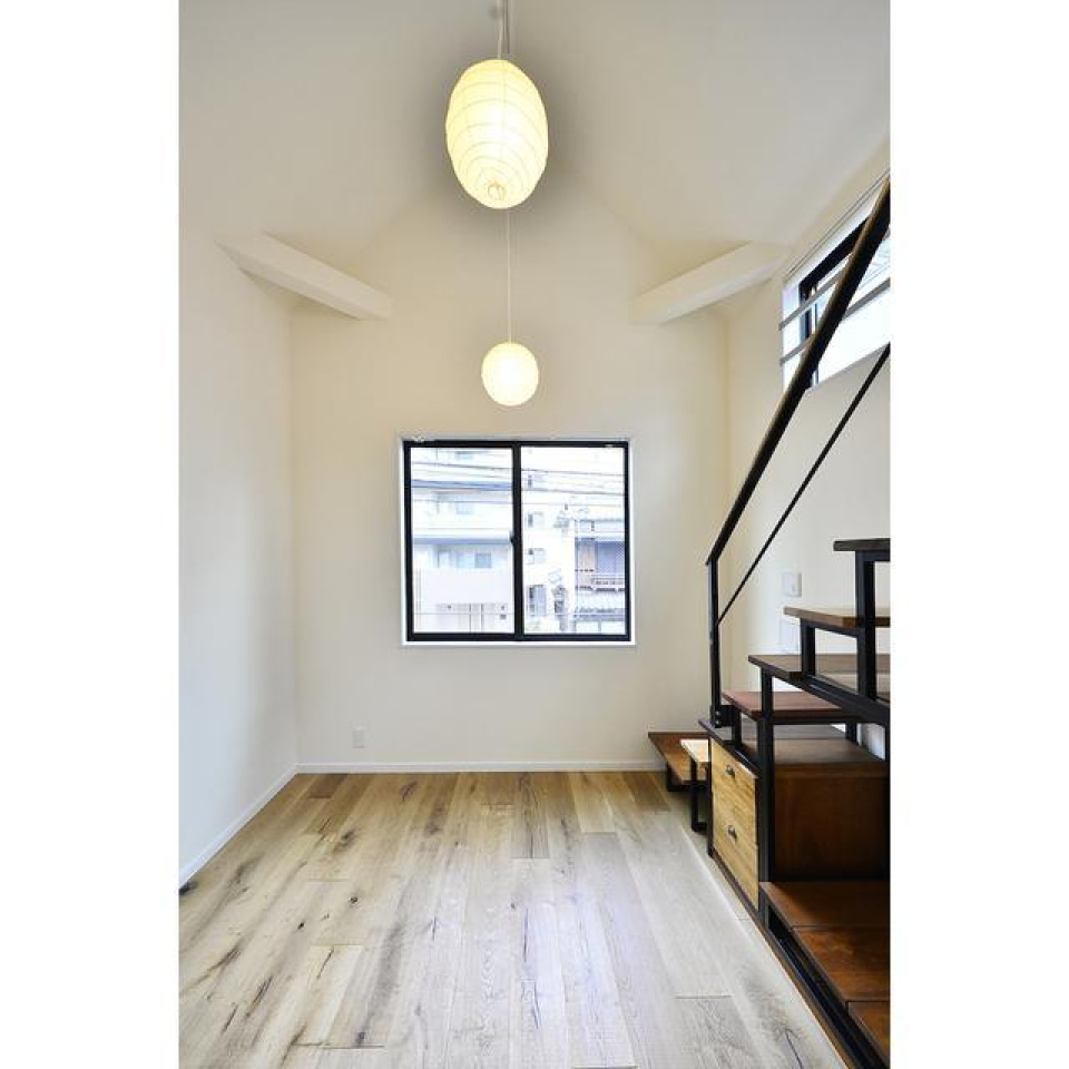 北と東に窓があり、自然光を取り入れやすくなっています。