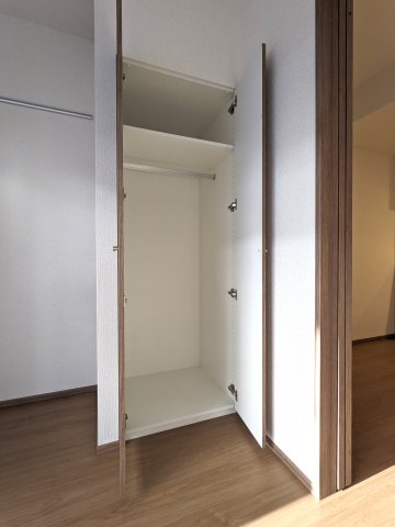 長い洋服も掛けることができる収納です。