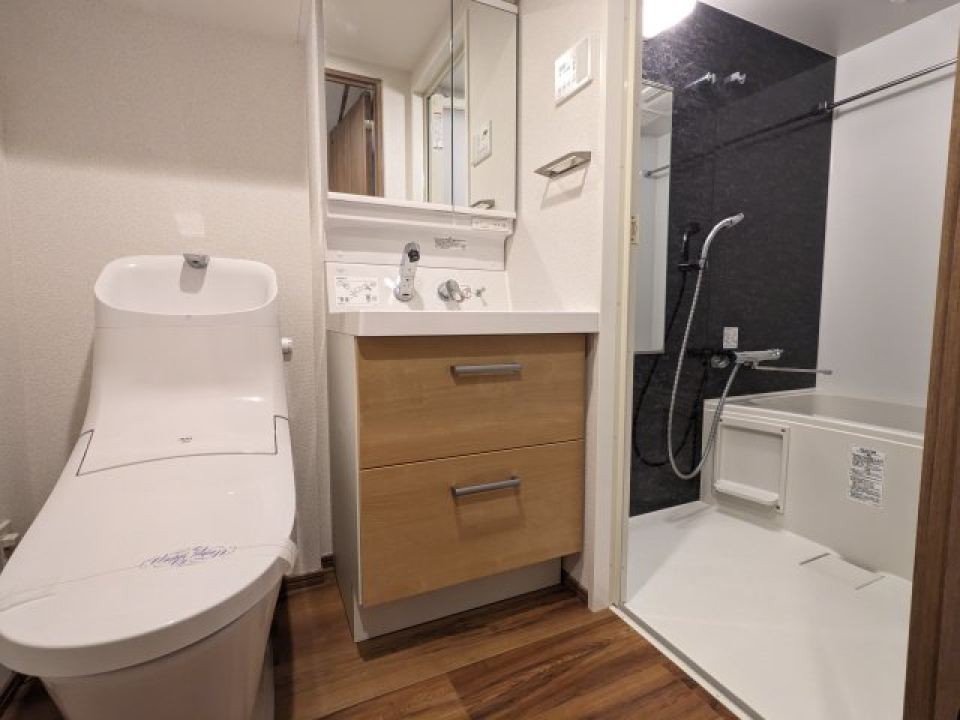 トイレと洗面所は同じ部屋にあります。フロアと洗面台のパネルが同じ木目調で統一感がありますね。