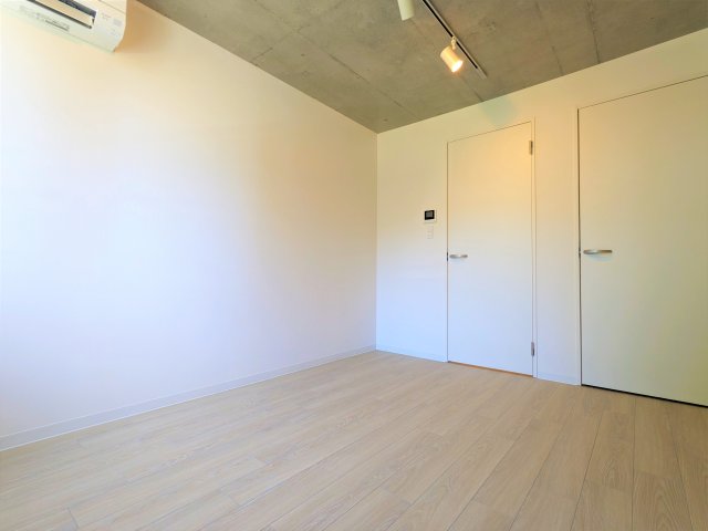 お部屋全体が温かみのある色合いで、照明のスポットライトもオシャレです。