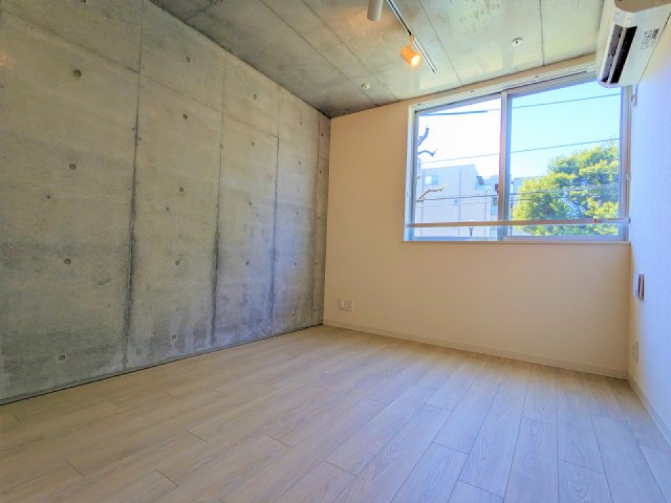 アクセントウォールがコンクリートのデザイン性の高いお部屋。