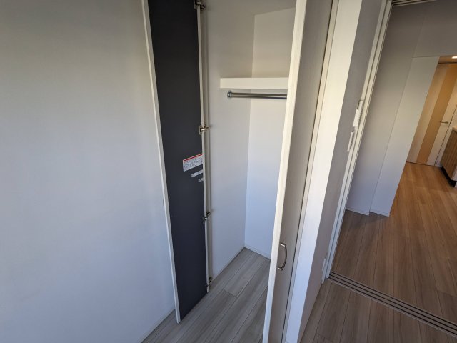 収納。長い丈の洋服も収納することができます。