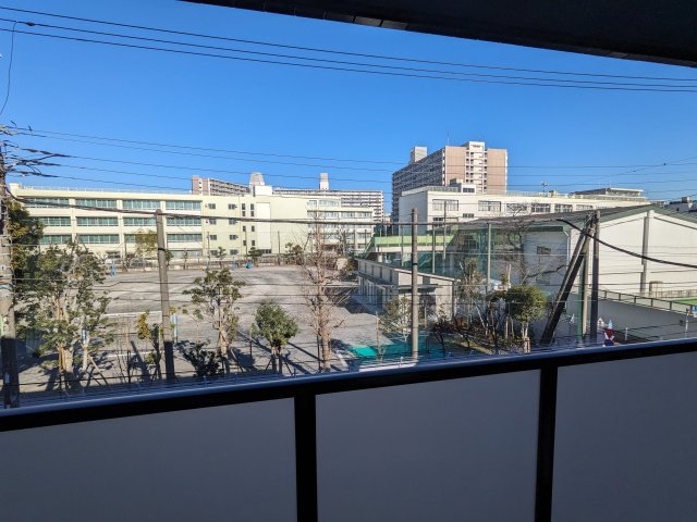 ５階建ての建物の３階にあるお部屋です。