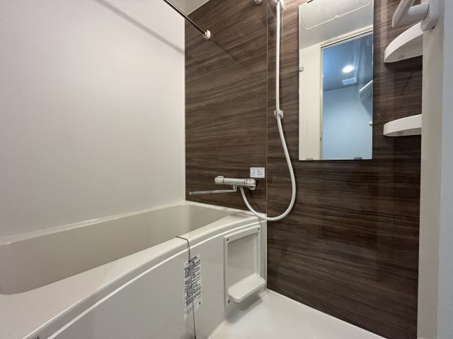 お風呂も落ち着いたブラウンで。浴室乾燥もついてます