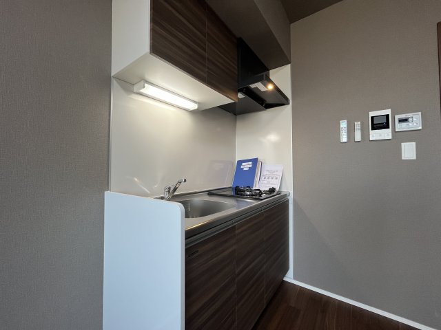 ダークブラウンのキッチン。収納も上下にあるから嬉しい